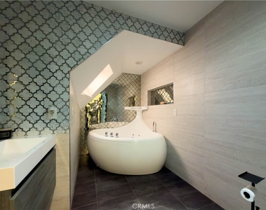 5836 Winnetka Avenue - Photo Thumbnail 22