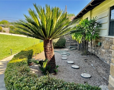 916 W Donington Street - Photo Thumbnail 2