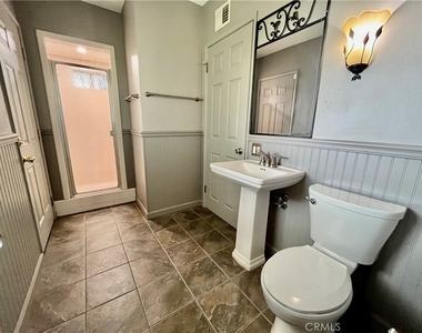 916 W Donington Street - Photo Thumbnail 11