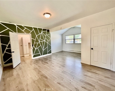 916 W Donington Street - Photo Thumbnail 17