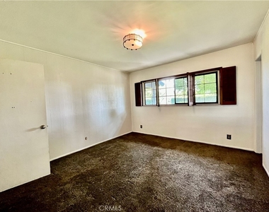 916 W Donington Street - Photo Thumbnail 14
