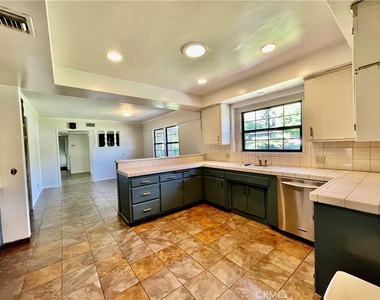 916 W Donington Street - Photo Thumbnail 5