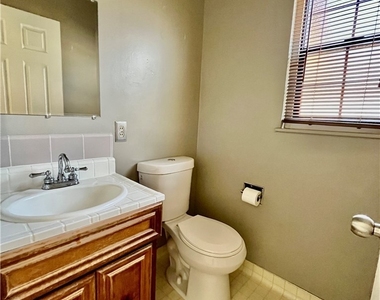916 W Donington Street - Photo Thumbnail 13