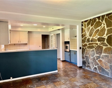 916 W Donington Street - Photo Thumbnail 4