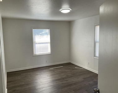 1118 Maple Street - Photo Thumbnail 7