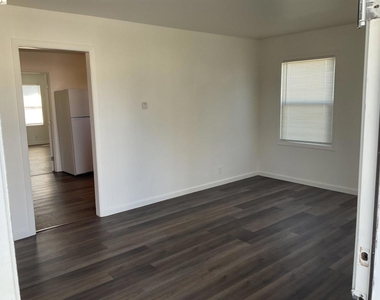 1118 Maple Street - Photo Thumbnail 4