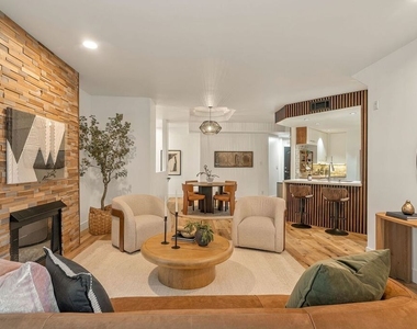 1160 Granville Avenue - Photo Thumbnail 6