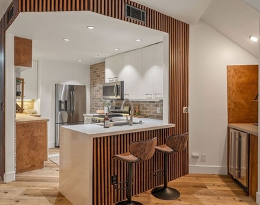 1160 Granville Avenue - Photo Thumbnail 9