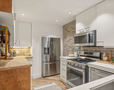 1160 Granville Avenue - Photo Thumbnail 10