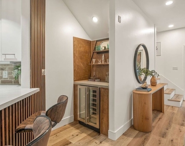1160 Granville Avenue - Photo Thumbnail 7