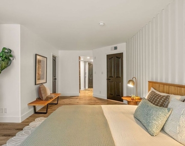 1160 Granville Avenue - Photo Thumbnail 22