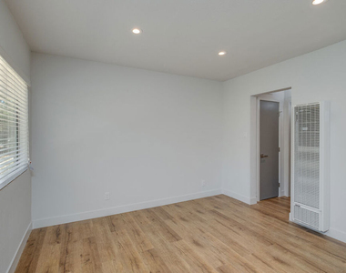 4140 Grand View Boulevard - Photo Thumbnail 2