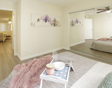 550 S Manhattan Place - Photo Thumbnail 5