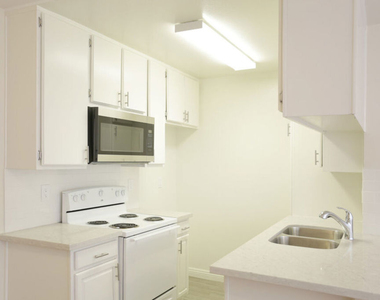 550 S Manhattan Place - Photo Thumbnail 2