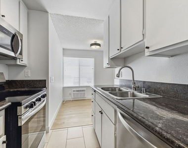1352 S Carmelina Avenue - Photo Thumbnail 6