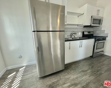 814 S Hobart Boulevard - Photo Thumbnail 17
