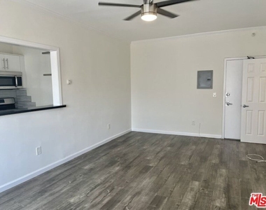 814 S Hobart Boulevard - Photo Thumbnail 7
