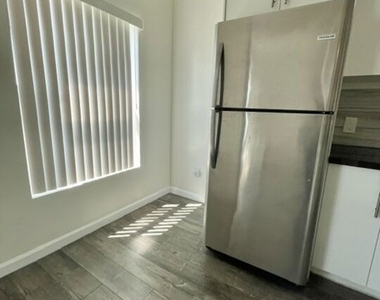 814 S Hobart Boulevard - Photo Thumbnail 16