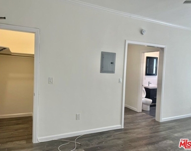 814 S Hobart Boulevard - Photo Thumbnail 4