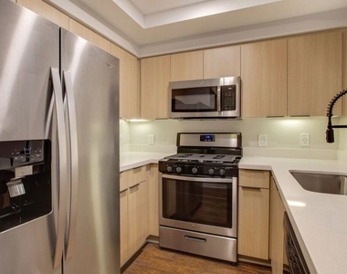 7660 Beverly Boulevard - Photo Thumbnail 1