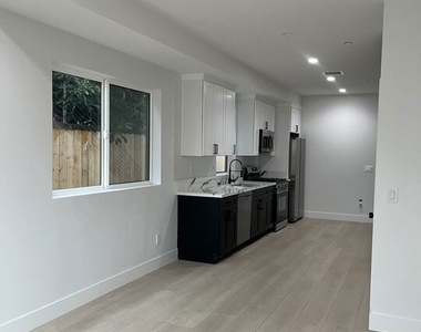 212 E 29th Street - Photo Thumbnail 9