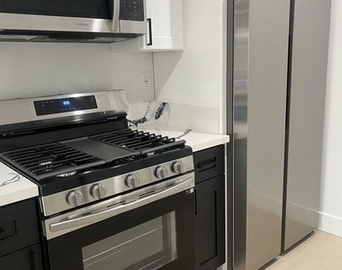 212 E 29th Street - Photo Thumbnail 8