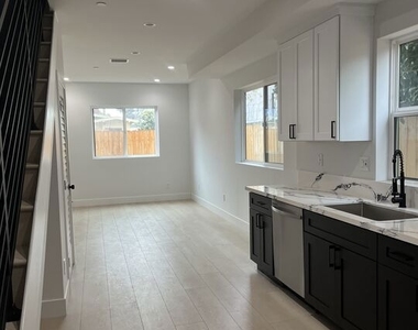 212 E 29th Street - Photo Thumbnail 5