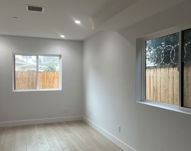 212 E 29th Street - Photo Thumbnail 4