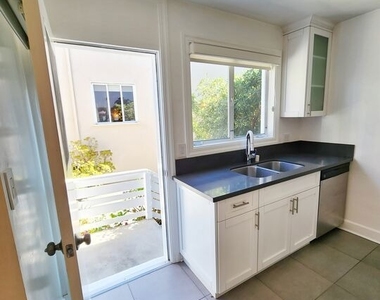 142 A San Vicente Blvd - Photo Thumbnail 5