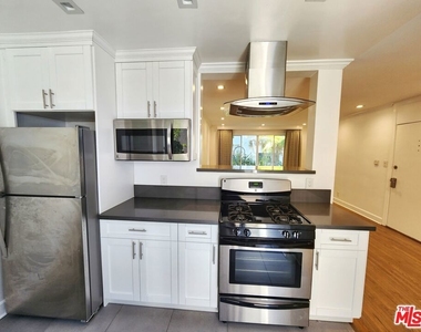 142 A San Vicente Blvd - Photo Thumbnail 3