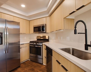 7660 Beverly Boulevard - Photo Thumbnail 1