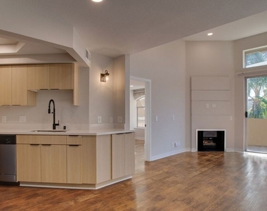 7660 Beverly Boulevard - Photo Thumbnail 2