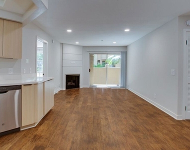 7660 Beverly Boulevard - Photo Thumbnail 3