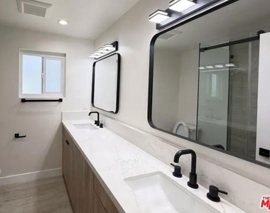 322 S Swall Drive - Photo Thumbnail 3
