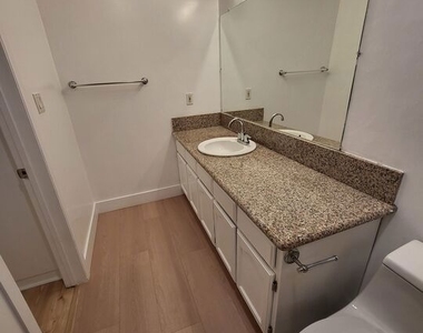 311 S Norton Avenue - Photo Thumbnail 12