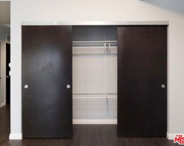 1100 S Hope Street - Photo Thumbnail 4