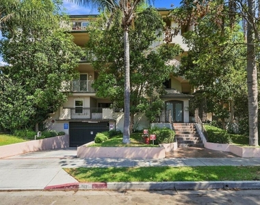 8121 Norton Avenue - Photo Thumbnail 40