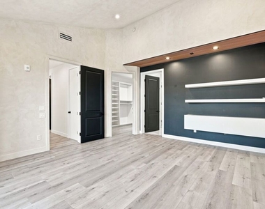 8121 Norton Avenue - Photo Thumbnail 19