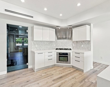 8121 Norton Avenue - Photo Thumbnail 12