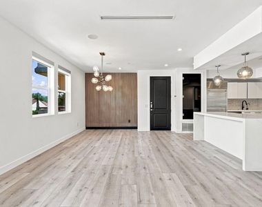8121 Norton Avenue - Photo Thumbnail 7