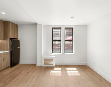 236 West 15th Street - Photo Thumbnail 3