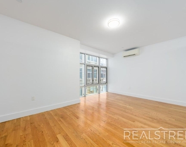 90-02 Queens Blvd - Photo Thumbnail 3