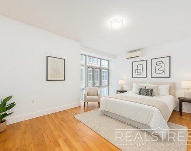 90-02 Queens Blvd - Photo Thumbnail 2