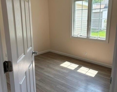 329 Leon Avenue - Photo Thumbnail 10
