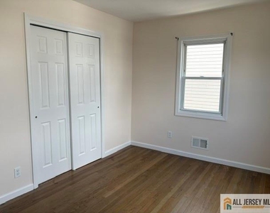 329 Leon Avenue - Photo Thumbnail 11