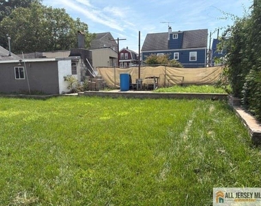 329 Leon Avenue - Photo Thumbnail 1