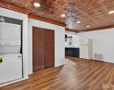127 S Pine Avenue - Photo Thumbnail 4