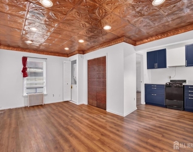 127 S Pine Avenue - Photo Thumbnail 2