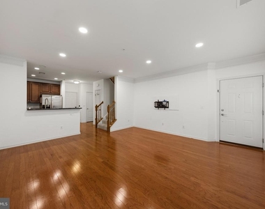15259 Leicestershire Street - Photo Thumbnail 4