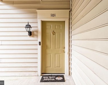 8202 Catbird Circle - Photo Thumbnail 4